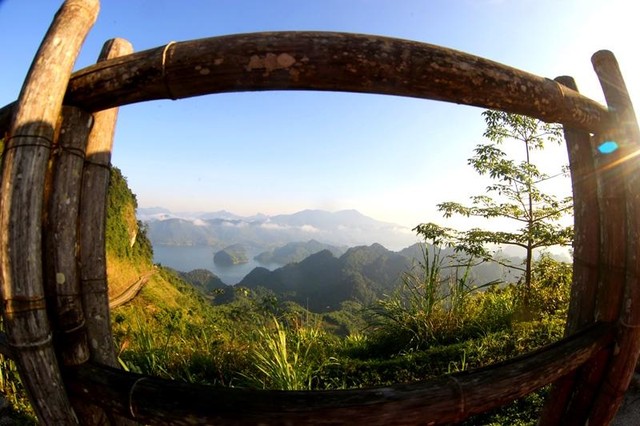 Du khách còn được trải nghiệm đi bộ quanh các bản làng, khu rừng nguyên sinh hay lên những đỉnh đồi lộng gió ngắm bức tranh thủy mặc sông núi hữu tình.