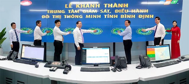 Các lãnh đạo thực hiện nghi thức khánh thành trung tâm giám sát, điều hành đô thị thông minh tỉnh Bình Định Các lãnh đạo thực hiện nghi thức khánh thành trung tâm giám sát, điều hành đô thị thông minh tỉnh Bình Định