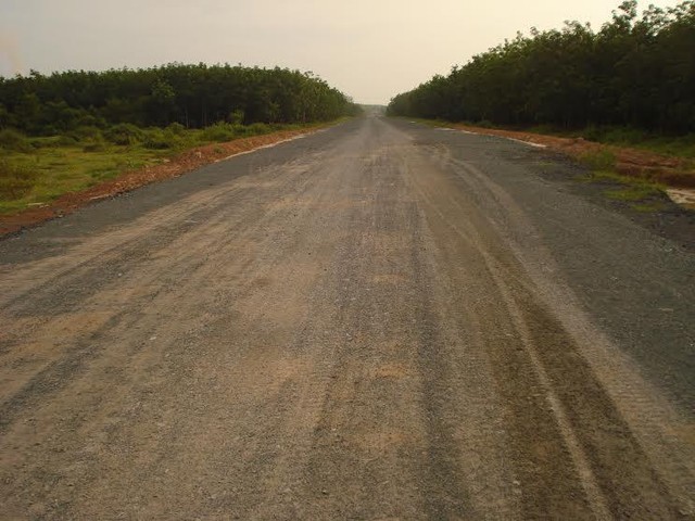Một đoạn đường Hồ Chí Minh đoạn Chơn Thành - Đức Hòa đang còn thi công dang dở (Ảnh: báo Tây Ninh)