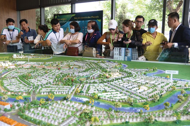 Lượng khách hàng tham quan, tìm hiểu dự án tăng nhanh sau giãn cách. Ảnh: Lê Toàn Lượng khách hàng tham quan, tìm hiểu dự án tăng nhanh sau giãn cách. Ảnh: Lê Toàn