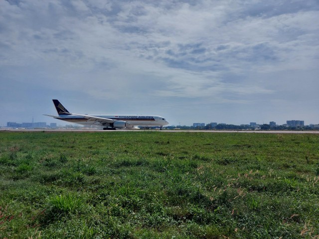 Tàu bay đầu tiên hạ cánh trên đường đường cất hạ cánh 25R/07L vừa được đưa vào khai thác tại sân bay Tân Sơn Nhất.