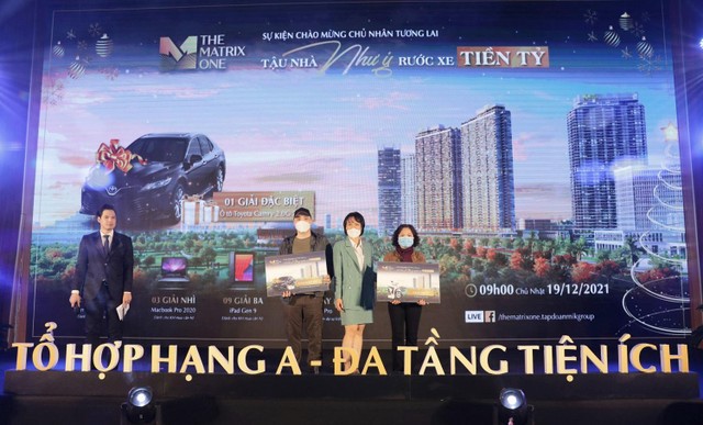 Bà Nguyễn Thị Hồng Huệ đại diện Chủ đầu tư trao giải Đặc biệt và giải Nhất cho 2 khách hàng may mắn