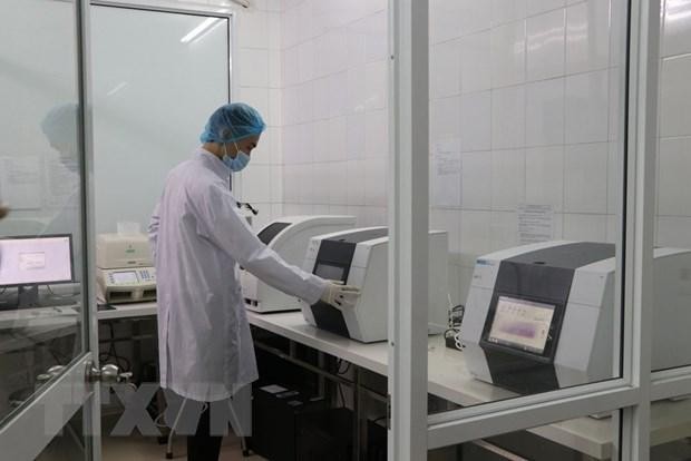 Nhân viên CDC Hải Dương thực hiện xét nghiệm Real Time PCR. (Ảnh: Mạnh Minh/TTXVN)