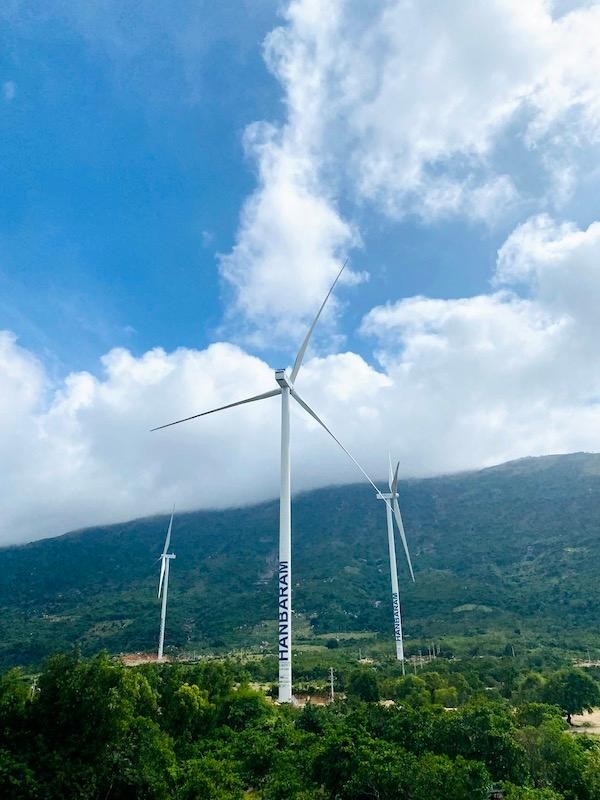 Nhà máy Điện gió Hanbaram đã hoàn thành thi công, lắp đặt và kết nối 29/29 trụ tuabin nhưng chỉ có 6/29 trụ kịp COD