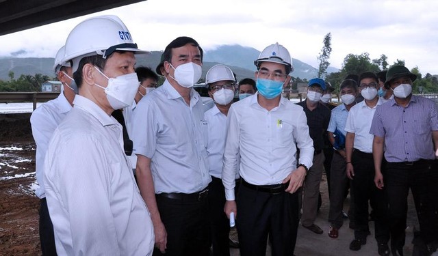 Chủ tịch UBND TP.Đà Nẵng, ông Lê Trung Chinh (giữa) kiểm tra các công trình, dự án đầu tư công trên địa bàn thành phố.