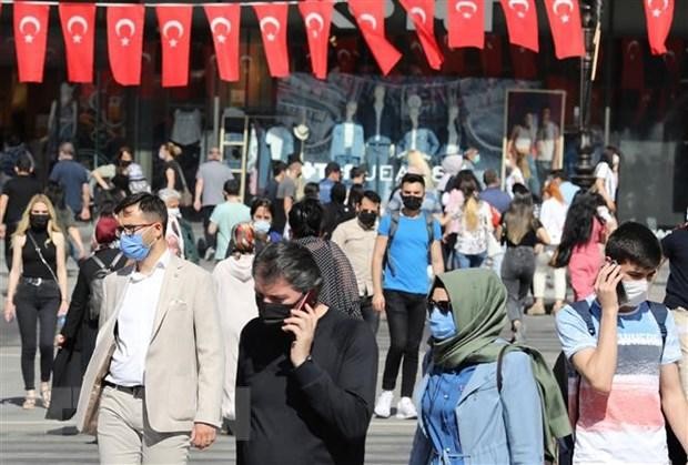 Người dân đeo khẩu trang phòng dịch COVID-19 tại Ankara, Thổ Nhĩ Kỳ. (Ảnh: AFP/TTXVN)