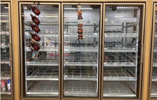 Nguồn sữa tại nhiều cửa hàng, siêu thị ở Mỹ gặp phải tình trạng khan hiếm. Ảnh: Reuters Nguồn sữa tại nhiều cửa hàng, siêu thị ở Mỹ gặp phải tình trạng khan hiếm. Ảnh: Reuters