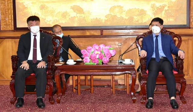 Phó Chủ tịch UBND tỉnh Thừa Thiên Huế Nguyễn Thanh Bình (phải ảnh) trao đổi nội dung hợp tác đầu tư với ông Goto Katsutoshi.