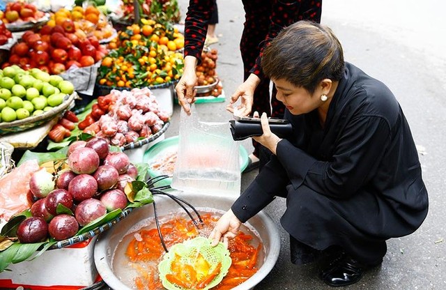 Một Shark Liên rất khác - "bà Liên nội trợ" chọn cá vàng để tiễn ông Công, ông Táo