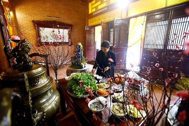 23 tháng Chạp cũng là dịp để mỗi gia đình báo công với gia tiên và sửa soạn ban thờ chuẩn bị đón năm mới