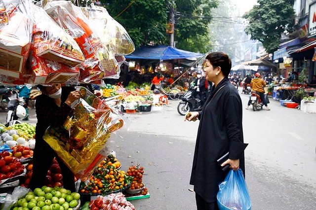 Bà chọn lựa tỷ mỷ là những bộ đồ vàng mã để thắp hương