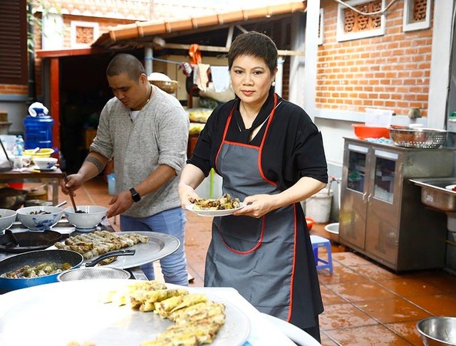 Tham gia cùng các thành viên trong gia đình chuẩn bị cho mâm cúng