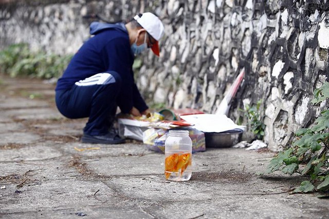 Người dân sử dụng mọi loại dụng cụ có thể để đựng cá trước khi phóng sinh