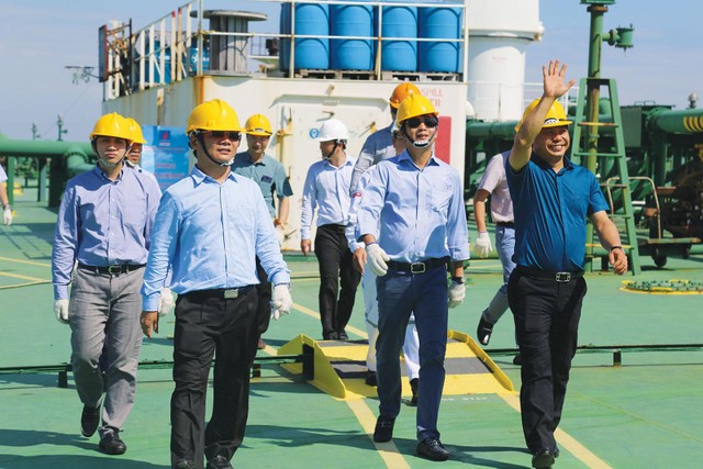 Lãnh đạo Tổng công ty thăm và làm việc trên tàu dầu thô Apollo