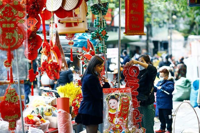 Nhiều người tranh thủ mua sắm nốt những vật dụng còn thiếu để trang trí nhà cửa.