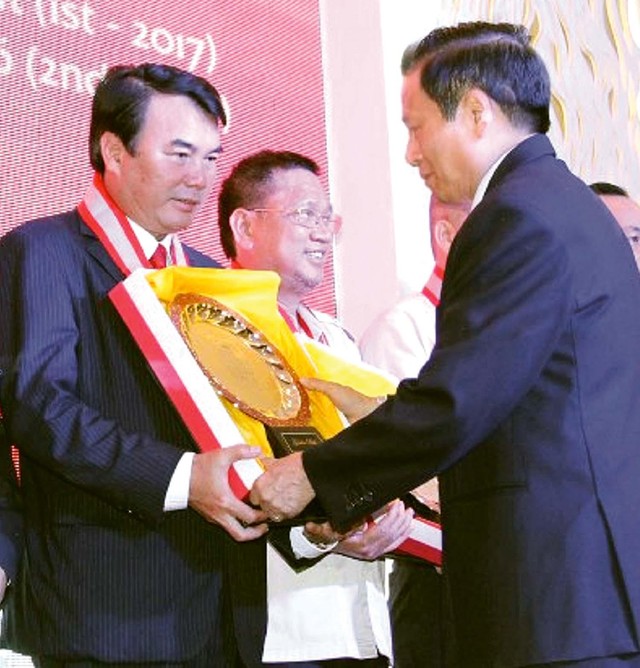 Viện Nội dung Kỷ lục thế giới tặng Đĩa vàng cho Kỷ lục gia Phạm S vào năm 2017. Ảnh: N.D