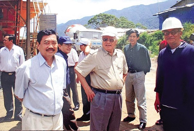 Ông Huỳnh Bửu Sơn (ngoài cùng, bên trái) trong một chuyến đi với nguyên Thủ tướng Võ Văn Kiệt Ông Huỳnh Bửu Sơn (ngoài cùng, bên trái) trong một chuyến đi với nguyên Thủ tướng Võ Văn Kiệt