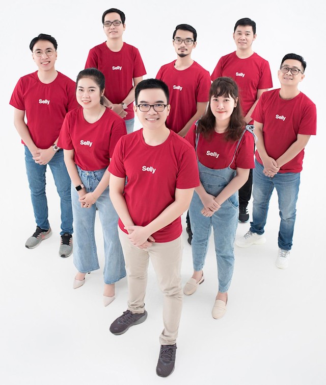 Ông Thống Lê Anh Tuấn (đeo kính, đứng hàng đầu) cùng đội ngũ vận hành Selly (Nguồn: DNCC).