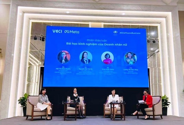 Bà Nguyễn Thị Trà My, Tổng giám đốc PAN Group (người cầm mic) và bà Đình Hoài Giang, Tổng giám đốc Secoin (áo trắng)