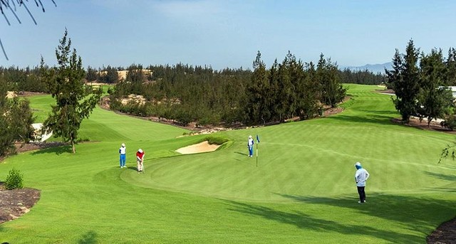 FLC Quảng Bình Golf Links là một siêu dự án với tổ hợp 10 sân gôn 18 hố thuộc Quần thể nghỉ dưỡng đẳng cấp 5 sao FLC Quảng Bình Beach &amp; Golf Resort ở thôn Tân Hải, xã Hải Ninh, huyện Quảng Ninh. Đây là sân Golf lớn nhất Đông Nam Á, trải dài theo bờ biển từ Thành phố Đồng Hới qua Huyện Quảng Ninh đến điểm cuối là Xã Hồng Thủy, Huyện Lệ Thủy, tỉnh Quảng Bình, Việt Nam. Nguồn ảnh Trung tâm Xúc tiến đầu tư Quảng Bình