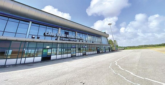 Nhìn vào vị trí chiến lược của cảng hàng không Đồng Hới, TSKH - kiến trúc sư Ngô Viết Nam Sơn cho rằng, cảng hàng không này có nét tương đồng với cảng hàng không quốc tế Đà Nẵng, đó là nằm trong nội đô, gần biển. Đây là lợi thế cạnh tranh vượt trội về hạ tầng giao thông của Quảng Bình mà rất ít địa phương có được. Bên cạnh đó, trong tương lai, Quảng Bình cần tính đến quy hoạch đô thị sân bay, một loại hình đô thị đang rất thành công ở các nước phát triển.