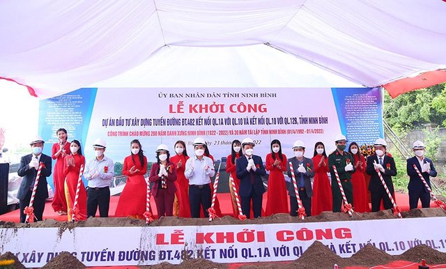 Các đồng chí lãnh đạo tỉnh Ninh Bình và các đại biểu tham gia khởi công công trình tuyến đường ĐT.482 kết nối QL.1A với QL.10 và kết nối QL.10 với QL.12B.