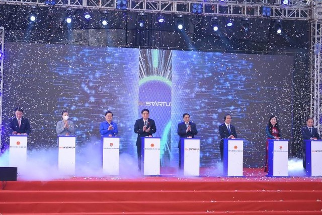 Thủ tướng Chính phủ Phạm Minh Chính cùng lãnh đạo Bộ Giáo dục và Đào tạo, Bộ Kế hoạch và Đầu tư, UBND tỉnh Vĩnh Phúc bấm nút khai trương Ngày hội khởi nghiệp quốc gia của học sinh sinh viên.