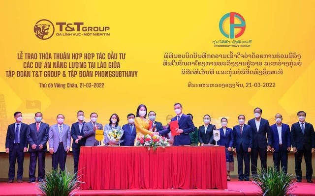 Bà Nguyễn Thị Thanh Bình, Phó tổng giám đốc Tập đoàn T&amp;T Group và ông Somlath Mekakath, Giám đốc điều hành Tập đoàn Phongsubthavy trao Biên bản ghi nhớ hợp tác phát triển các dự án năng lượng tái tạo tại Lào