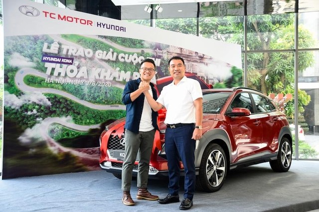 Ông Lê Ngọc Đức (bên phải) trao giải cho người thắng trao cuộc thi Hyundai Kona Thoả khám phá Ông Lê Ngọc Đức (bên phải) trao giải cho người thắng trao cuộc thi Hyundai Kona Thoả khám phá