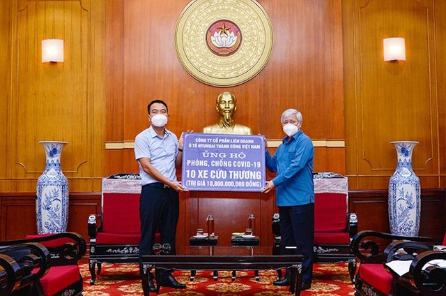 Ông Lê Ngọc Đức (bên trái) trao tặng xe cứu thương cho Mặt trận Tổ quốc Việt Nam Ông Lê Ngọc Đức (bên trái) trao tặng xe cứu thương cho Mặt trận Tổ quốc Việt Nam