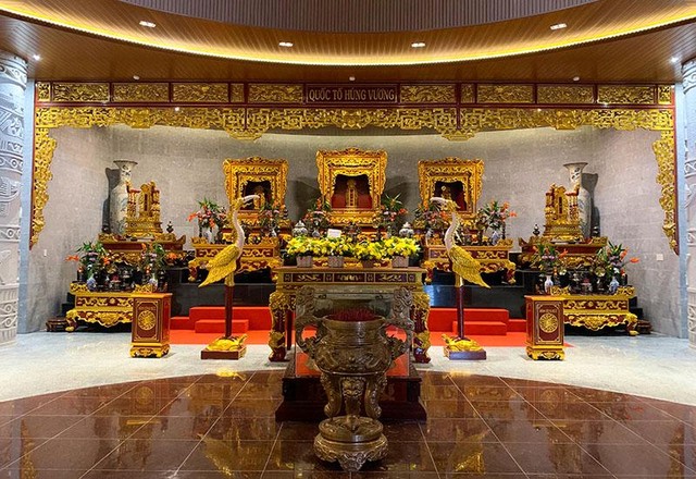 Gian thờ Quốc Tổ Hùng Vương ở trung tâm của Đền chính. Gian thờ Quốc Tổ Hùng Vương ở trung tâm của Đền chính.