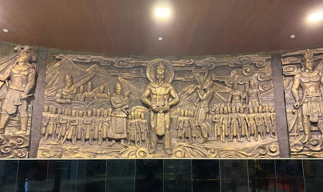 Bức phù điêu tái hiện truyền thuyết “Con rồng cháu tiên” được chạm khắc tỉ mỉ. Bức phù điêu tái hiện truyền thuyết “Con rồng cháu tiên” được chạm khắc tỉ mỉ.