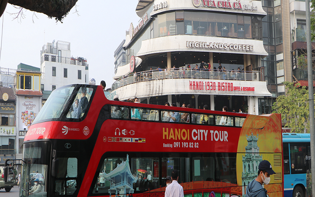 Các hàng quán và dịch vụ xe bus tour quanh vòng hồ thu hút đông người dân. (Ảnh: Phương Linh)