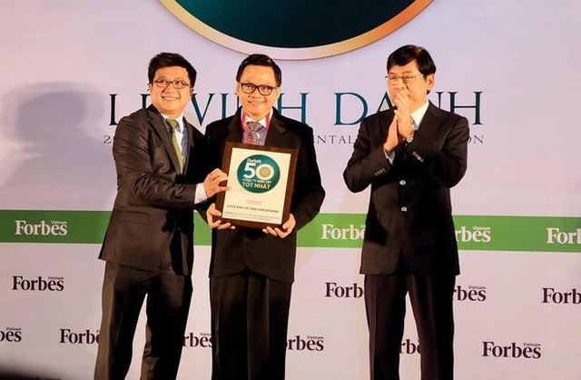 Ông Trần Huy Thanh Tùng (đứng giữa), Tân tổng giám đốc Thế giới di động