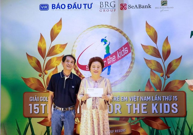 Phó Tổng biên tập thường trực Báo Đầu tư Bùi Đức Hải trao món quà lưu niệm may mắn cho Madame Nguyễn Thị Nga, Chủ tịch Tập đoàn BRG. Phó Tổng biên tập thường trực Báo Đầu tư Bùi Đức Hải trao món quà lưu niệm may mắn cho Madame Nguyễn Thị Nga, Chủ tịch Tập đoàn BRG.