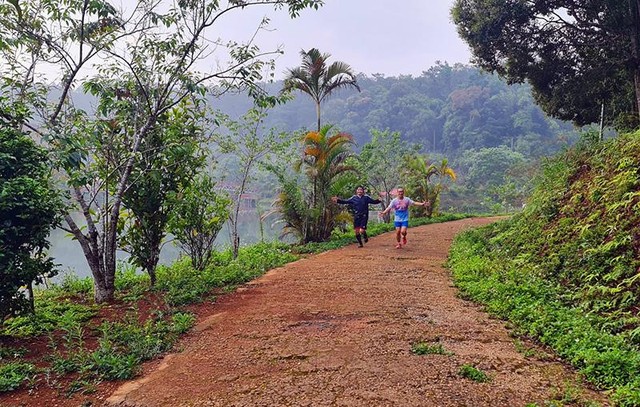 Du khách chạy bộ buổi sáng quanh hồ Đắk Ke. (Ảnh: Hồ Hạ)