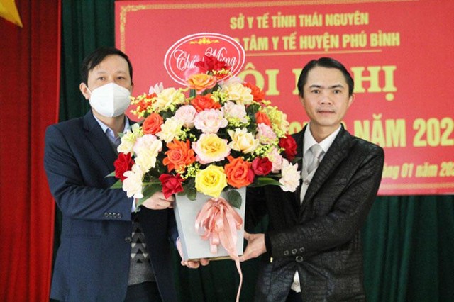 Doanh nhân Nguyễn Xuân Diệu (bên phải)