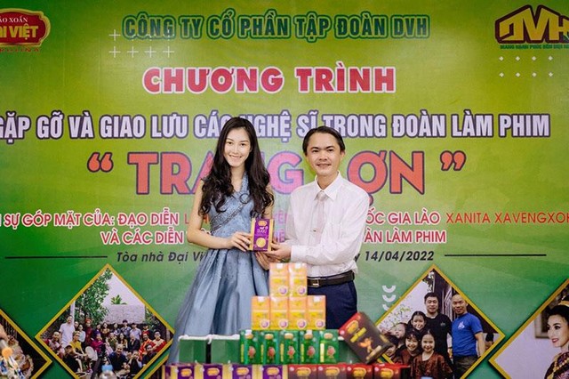 CEO Nguyễn Xuân Diệu tặng quà cho các nghệ sĩ trong đoàn làm phim "Trạng lợn"