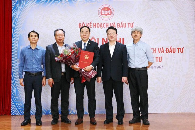 Thứ trưởng Bộ Kế hoạch và Đầu tư Trần Quốc Phương (thứ 2 từ phải qua) chụp ảnh cùng tập thể Ban Biên tập Báo Đầu tư. Thứ trưởng Bộ Kế hoạch và Đầu tư Trần Quốc Phương (thứ 2 từ phải qua) chụp ảnh cùng tập thể Ban Biên tập Báo Đầu tư.