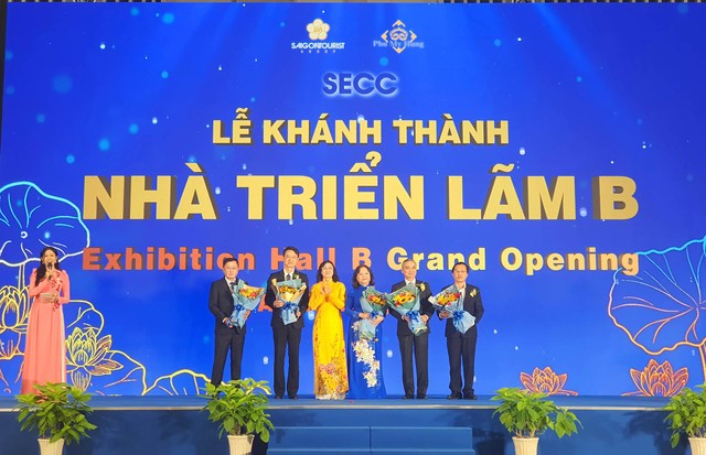 Lãnh đạo TP.HCM tặng hoa chúc mừng liên doanh.