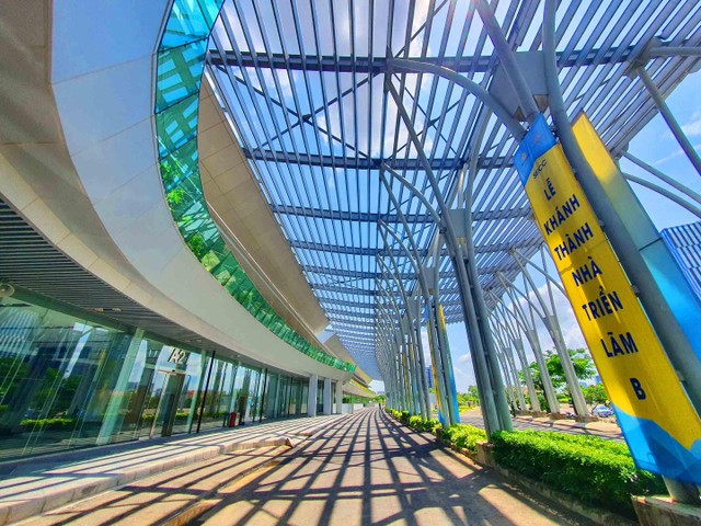 Nhà Triển lãm B nằm trong Dự án SECC do công ty thiết kế Nikken Sekkei (Nhật Bản) – đơn vị đã giành quyền thiết kế trong cuộc thi quốc tế thiết kế dự án với hơn ba mươi đơn vị trong và ngoài nước tham gia.