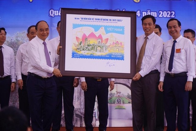 Chủ tịch nước Nguyễn Xuân Phúc tặng tem lưu niệm cho đại diện tỉnh Quảng Trị