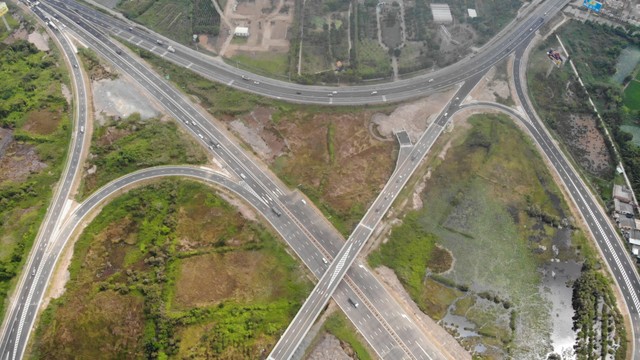 Hạ tầng giao thông chưa tương xứng là hạn chế lớn nhất, khiến Đồng bằng sông Cửu Long chưa sánh kịp các vùng, miền khác. Ảnh: Lê Toàn