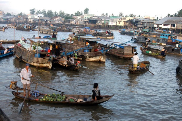 Dù tiềm năng cảng biển và dịch vụ logistics rất lớn, nhưng vẫn chưa được phát triển xứng tầm để đáp ứng nhu cầu của hoạt động sản xuất và tiêu thụ hàng hóa chủ lực của vùng. Ảnh: Lê Toàn Dù tiềm năng cảng biển và dịch vụ logistics rất lớn, nhưng vẫn chưa được phát triển xứng tầm để đáp ứng nhu cầu của hoạt động sản xuất và tiêu thụ hàng hóa chủ lực của vùng. Ảnh: Lê Toàn