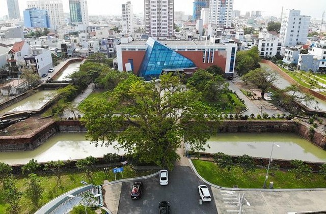 Thành Điện Hải trước là đồn Điện Hải, xây dựng năm 1813 (Gia Long thứ 12) gần cửa biển Đà Nẵng. Năm 1823 (Minh Mạng thứ 4) cho dời đồn Điện Hải vào bên trong đất liền, trên một gò đất cao. Đồn được xây bằng gạch. Năm 1835 (Minh Mạng thứ 15) đồn đổi tên là thành Điện Hải.