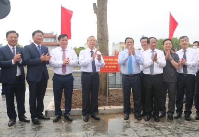 Thủ tướng Phạm Minh Chính trồng cây tại Khu lưu niệm Chủ tịch Hồ Chí Minh, xã Nam Cường, huyện Tiền Hải