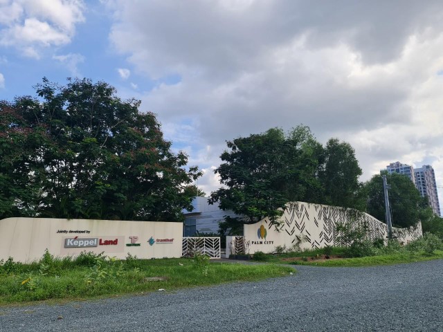 Palm Residence là dự án thành phần thuộc dự án Palm City được chính thức giới thiệu ra thị trường từ năm 2016 và đã bàn giao cho cư dân vào ở, nhưng đường kết nối từ Xa lộ Hà Nội vào bên trong dự án vẫn chưa hoàn thiện. Ảnh: Trọng Tín