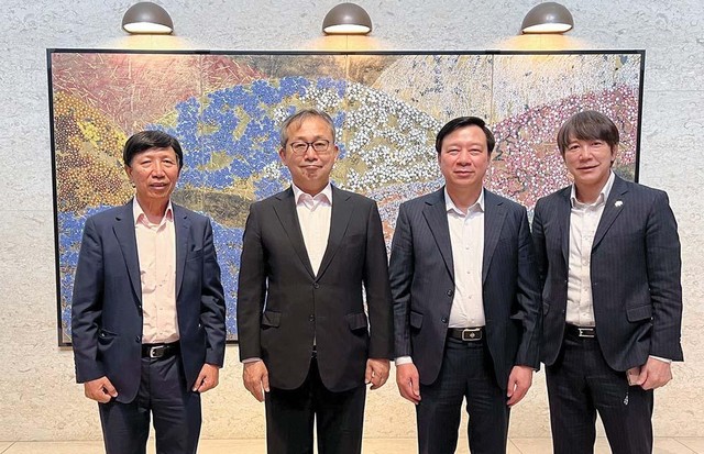 Ông Phạm Xuân Thăng, Bí thư Tỉnh ủy Hải Dương (thứ hai, từ phải sang) và Ngài Yamada Takio (thứ hai, từ trái sang) cùng đại diện Hội hữu nghị Việt - Nhật, đại diện JETRO chụp ảnh lưu niệm