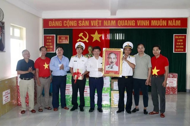 Ông Trần Thanh Lâm - Phó trưởng Ban Tuyên giáo Trung ương tặng quà các chiến sĩ Trường Sa
