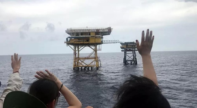 Do điều kiện thời tiết không thuận lợi, các đại biểu của đoàn công tác chỉ có thể chào các cán bộ, chiến sỹ nhà giàn DK1/2 Phúc Tần từ boong tàu.